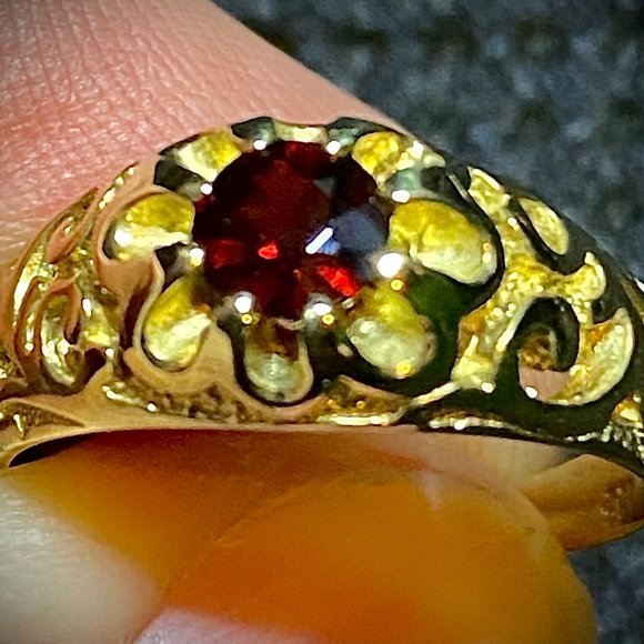 Gorgeous gold filigree garnet ring - Picture 1 of 2